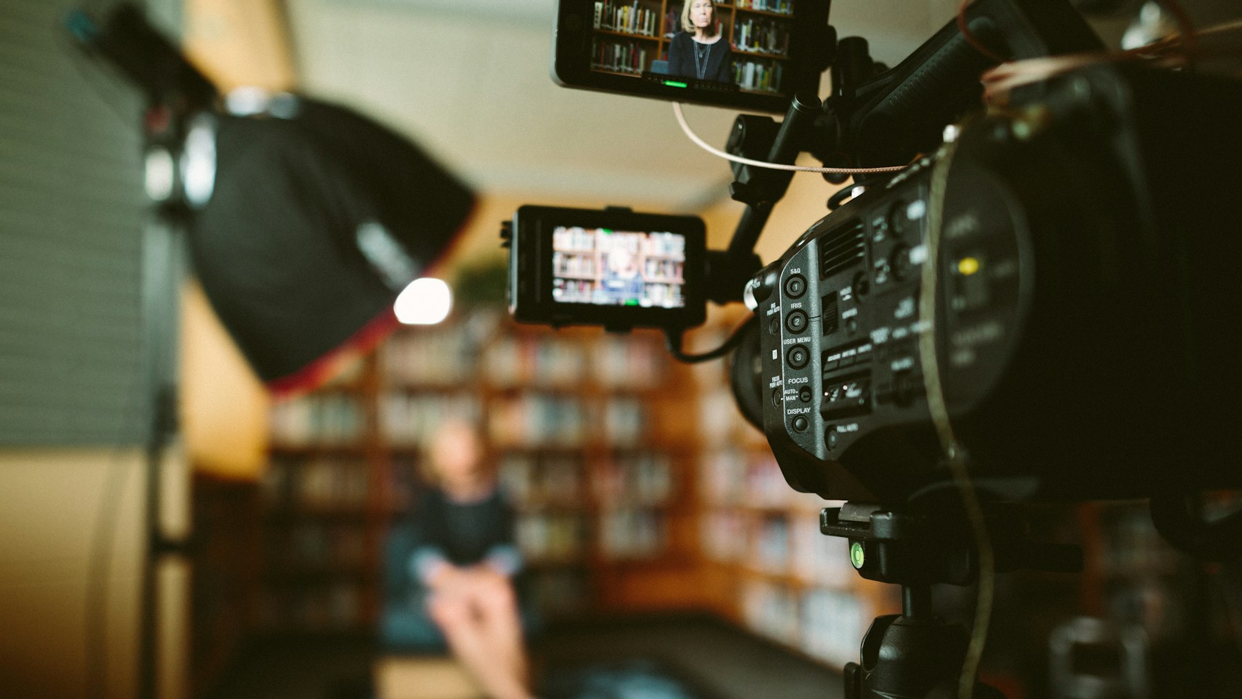 Caméra cinéma installée pour une interview