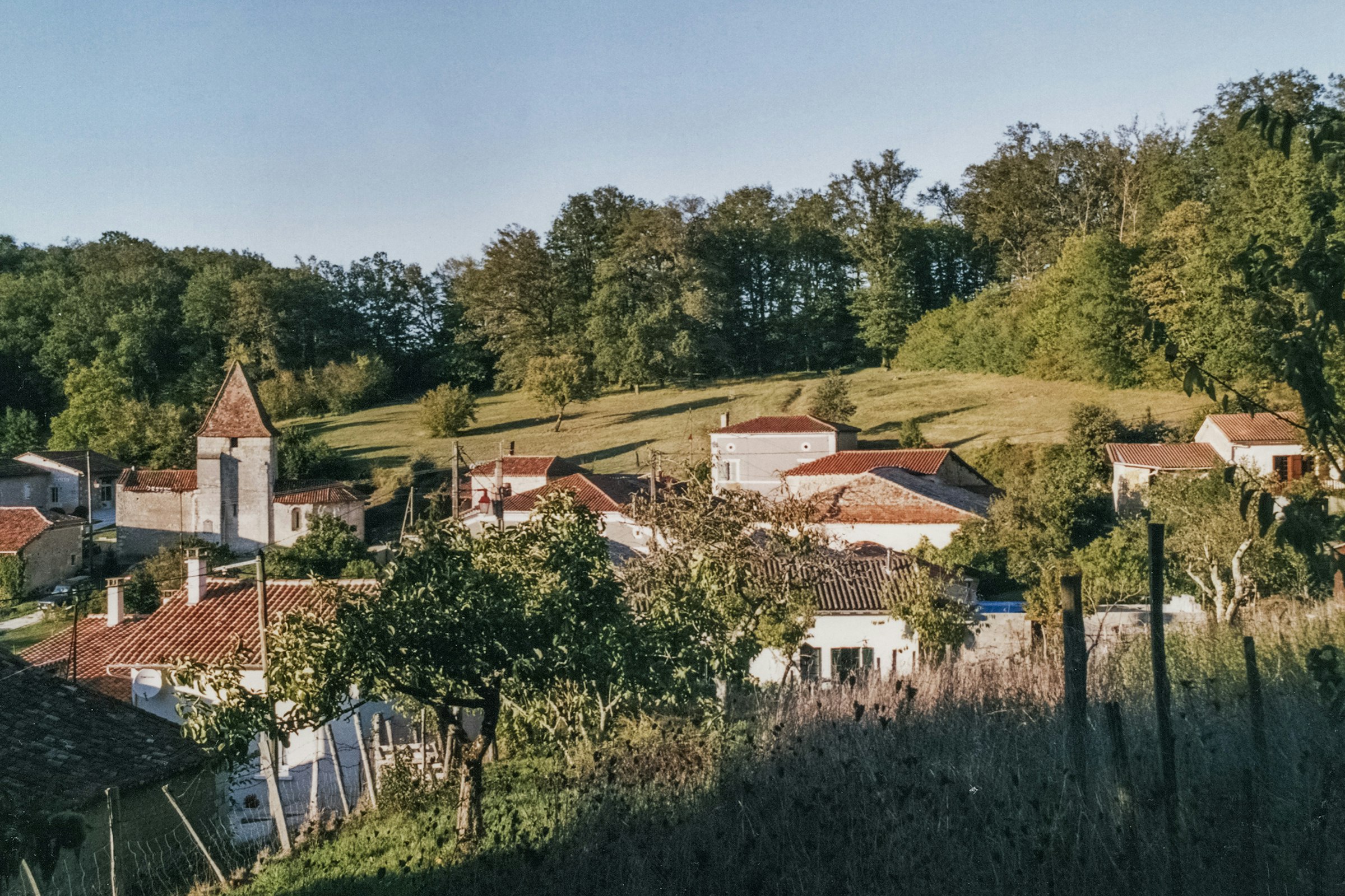 Village de Nouvelle-Aquitaine entouré de collines boisées