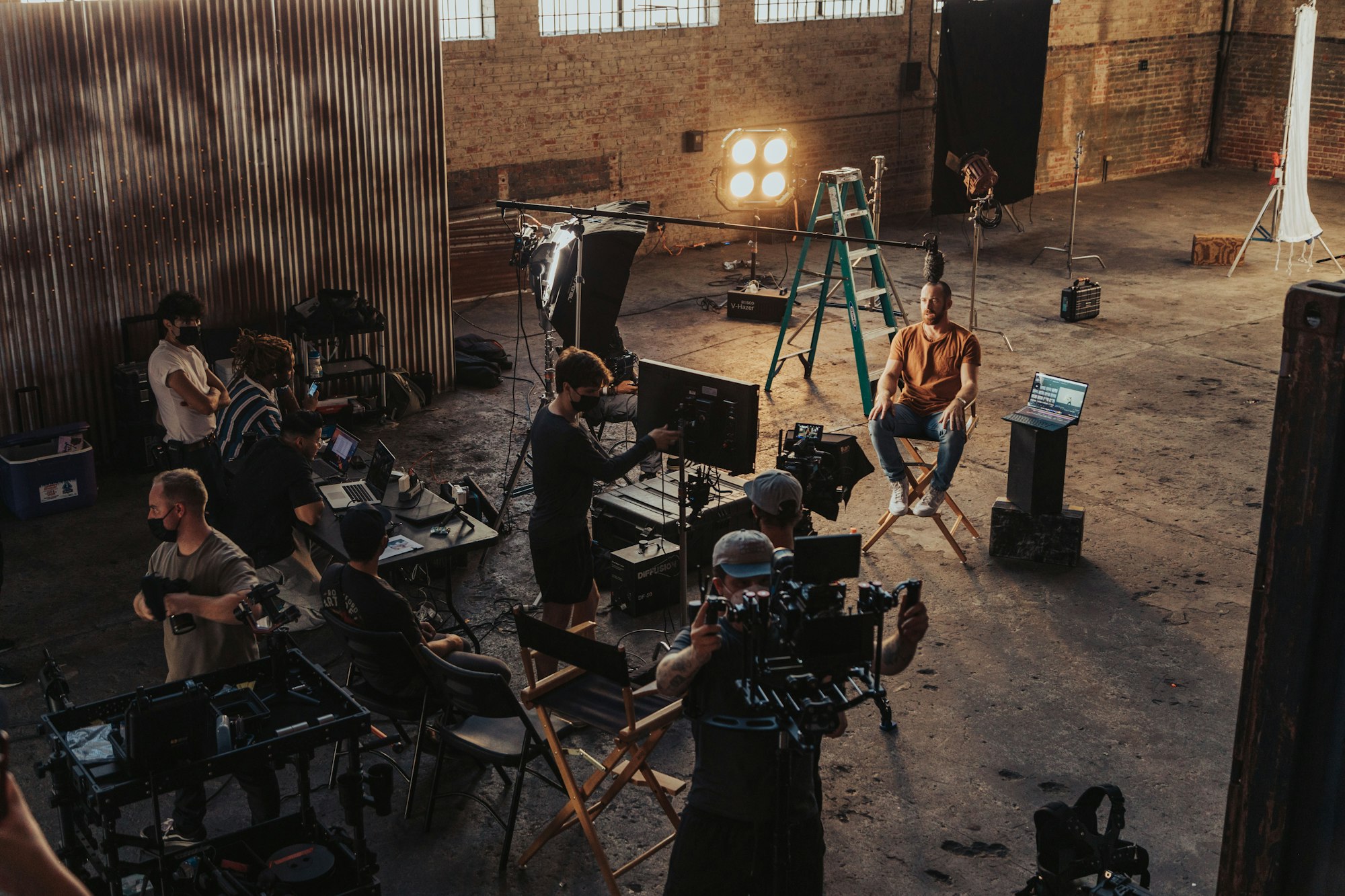 Caméras et éclairages installés sur un plateau de tournage